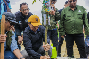 Jaga Lingkungan dan Kualitas Udara, Pemkot Bogor Bersama Komunitas Vespa Tanam Pohon di R3