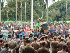 Ratusan Sopir Angkot Demo di Balai Kota Bogor