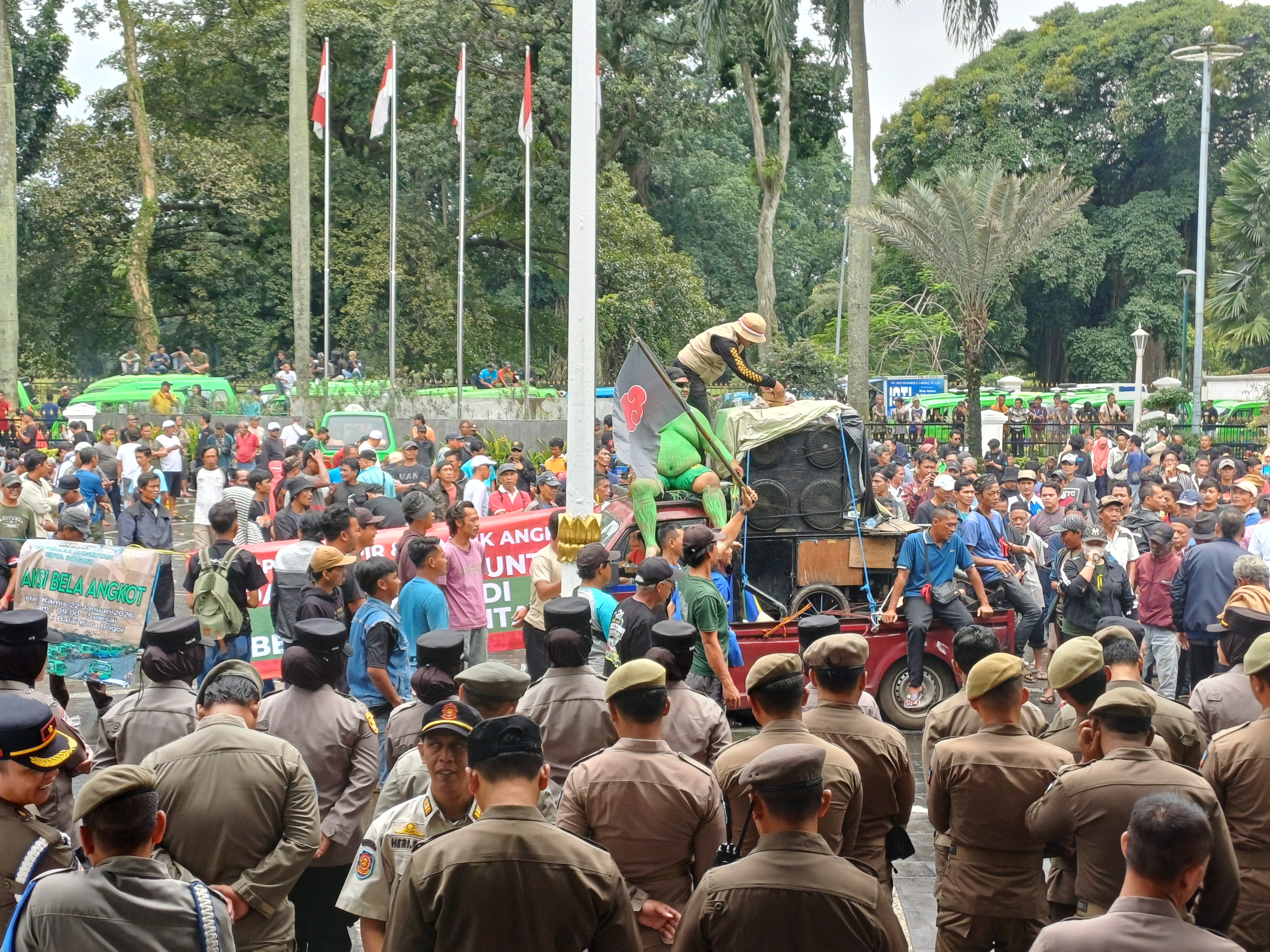 Ratusan Sopir Angkot Demo di Balai Kota Bogor