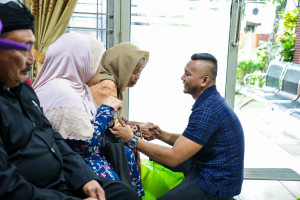 Pemkot Bogor Salurkan Bantuan Sembako untuk Lansia Rentan di Mulyaharja