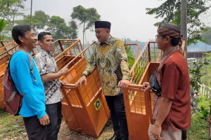 Pemkab Bogor Serahkan Bantuan Sarana Pengelolaan Sampah untuk KSM Alam Lestari Hambalang