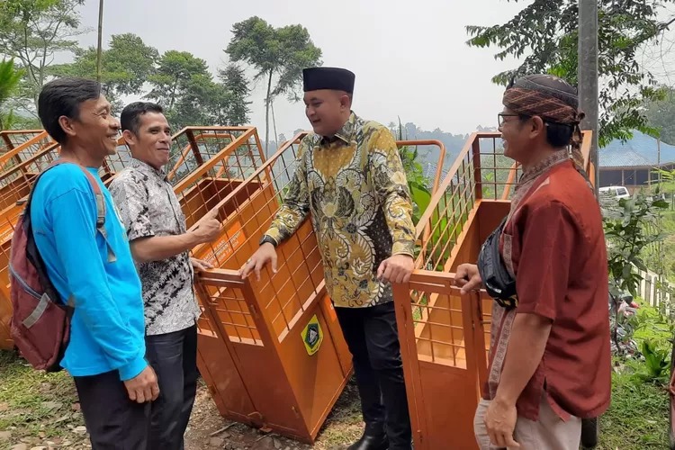 Pemkab Bogor Serahkan Bantuan Sarana Pengelolaan Sampah untuk KSM Alam Lestari Hambalang