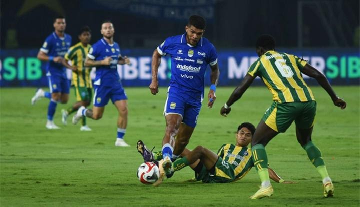 Gol Telat Berguinho Antar Persib Rebut Kembali Puncak Klasemen