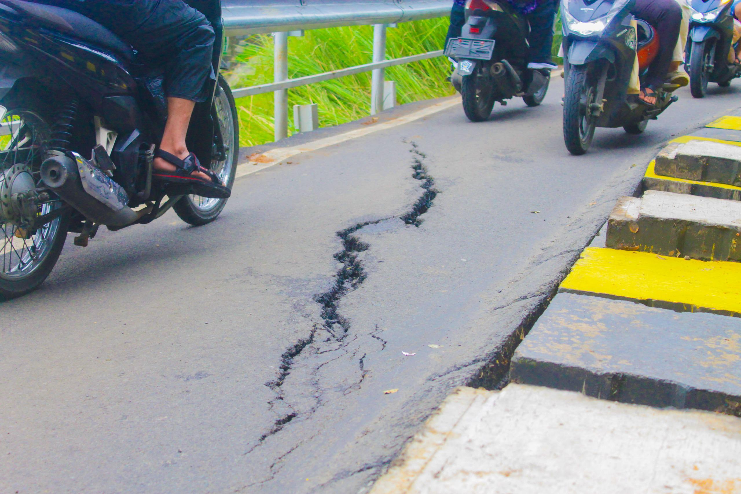 Hujan Deras Picu Retakan Jalan Batutulis, Wali Kota Bogor Tutup Sementara Jalur Motor