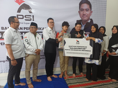 Ketua DPP PSI Bidang Pembinaan Fraksi dan Anggota Legislatif, Melky J. Panemanan menyerahkan secara simbolis bantuan pendidikan Gajah Pintar kepada salah satu penerima manfaat