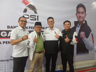 Foto bersama usai penyerahan bantuan pendidikan Gajah Pintar, kemarin Jumat 20 Februari 2026.