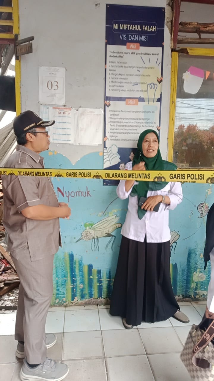 Achmad Fathoni Desak Rehabilitasi Bangunan MI Miftahul Falah Gunung Putri  Yang Ambruk  Diprioritaskan