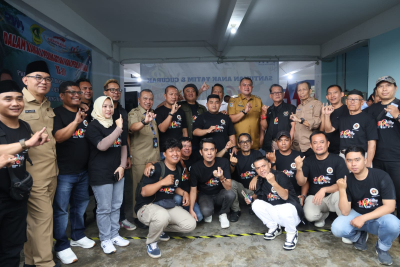 Bupati Bogor, Rudy Susmanto foto bersama Ketua PWI Kabupaten Bogor Dedy Firdaus bersama pengurus dan anggota PWI 