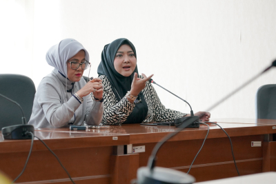 Anggota Pansus, Hj. Hakanna, turut menyoroti aspek kenyamanan dan keamanan pasar