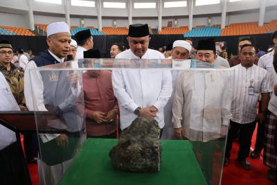 Bupati Bogor Rudy Susmanto saat melihat salah satu artefak yang dipamerkan di pameran 75 Artefak Peninggalan Nabi Muhammad SAW