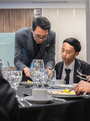 Bigland Bogor Hotel Hadirkan Program Table Manner, Bekali Etika Profesional dari Meja Makan