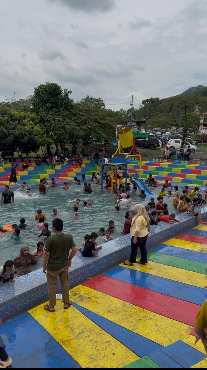 Membludak, Goa Lalay Diserbu Ribuan Wisatawan dari Berbagai Daerah